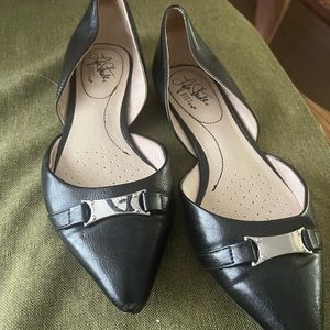 Life stride size 7 black flats